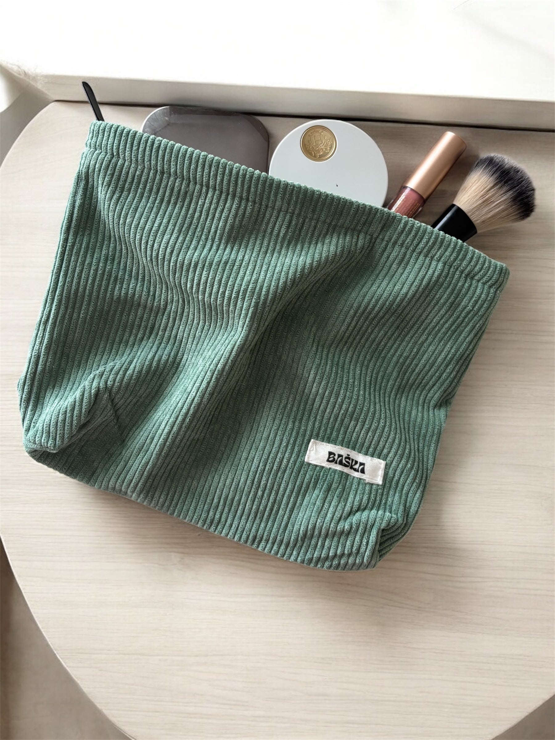 Trousse signature en velours côtelé "Douce Sauge"